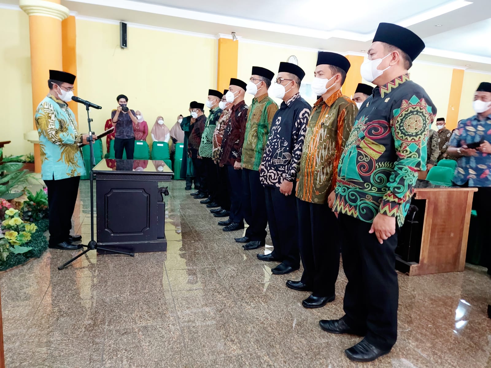 Kanwil Khaeroni Lantik 8 Pejabat Administrator Lingkup Kanwil Kemenag Sulsel