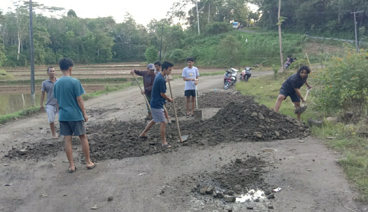 Kuatkan Sinergitas, FPKM dan Pemerintah Kelurahan Mannanti Lakukan Perbaikan Jalan