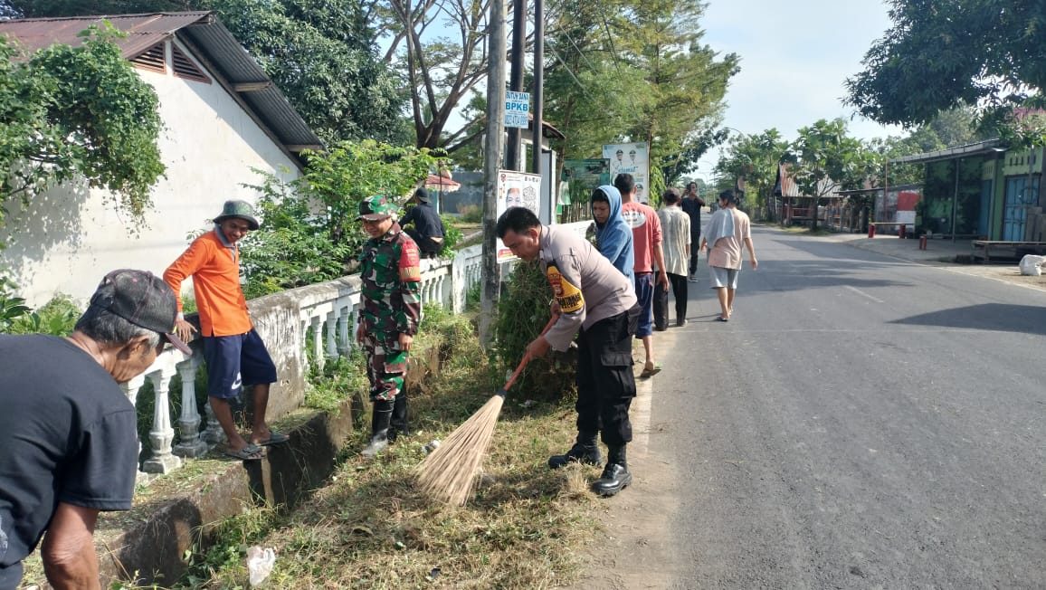 Gotong Royong Bersihkan Lingkungan Wujud Sinergitas Tiga Pilar Desa Bontokassi