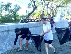 Dinas Pariwisata- RSUD Padjonga Dg Ngalle – Komunitas Mio Talisea Aksi Bersih-bersih pantai Topejawa