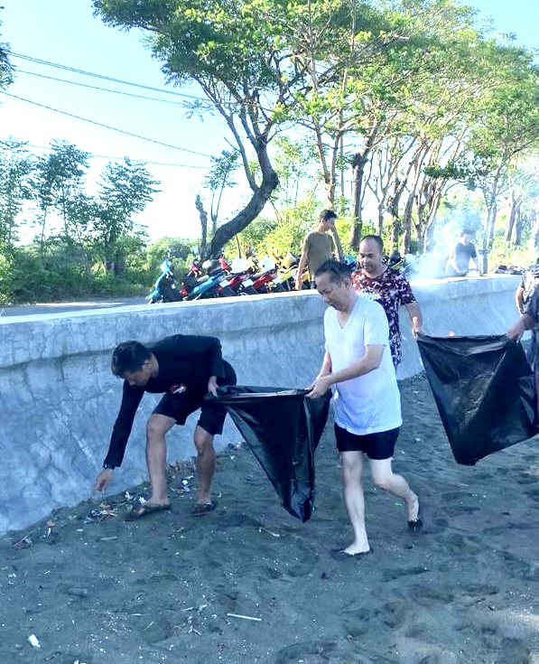 Dinas Pariwisata- RSUD Padjonga Dg Ngalle – Komunitas Mio Talisea Aksi Bersih-bersih pantai Topejawa